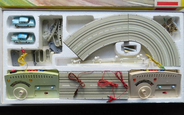 Faller 4002 -- Grundpackung mit 2 Mercedes 220, 60er Jahre Spielzeug (BNL1280)