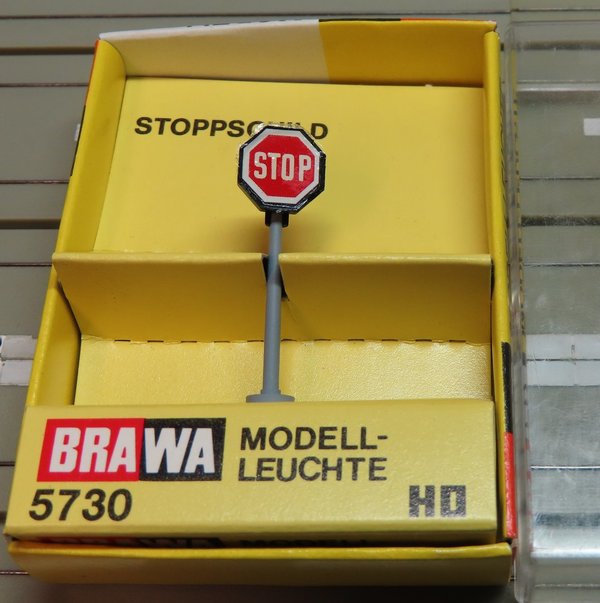 Brawa 5730 -- beleuchtetes Verkehrsschild / Stopschild in OVP (DEZ634)