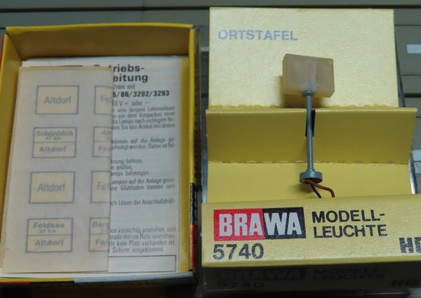 Brawa 5740 -- beleuchtetes Verkehrsschild / Ortstafel in OVP (DEZ637)