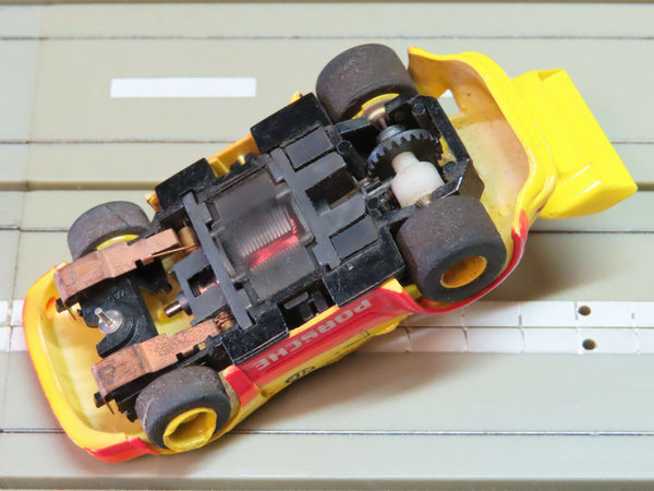 für H0 Slotcar Racing Modellbahn -- Porsche Turbo mit Tyco Chassis (DEZ357)