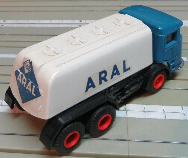 Faller AMS 5780 -- ARAL Tanklastwagen mit Verkehrsgetriebe, 60er Jahre (RPS495)