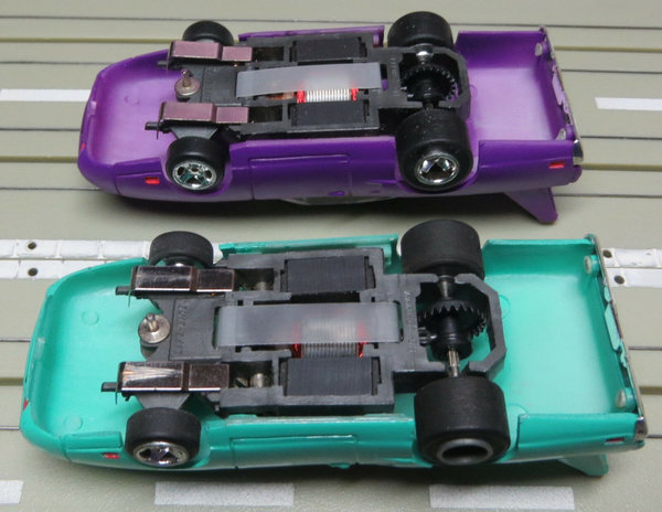 für H0 Slotcar Racing Modellbahn -- 2 Plymouth mit Life Like Chassis (EBS421)