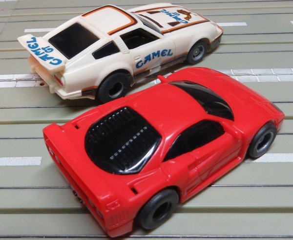 für H0 Slotcar Modellbahn -- Datsun 280 ZX + Ferrari F40 mit Tyco Motor (EBS493)