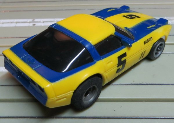 Für H0 Slotcar Racing Modellbahn -- Rokar Corvette mit Fahrlicht (EBS497)